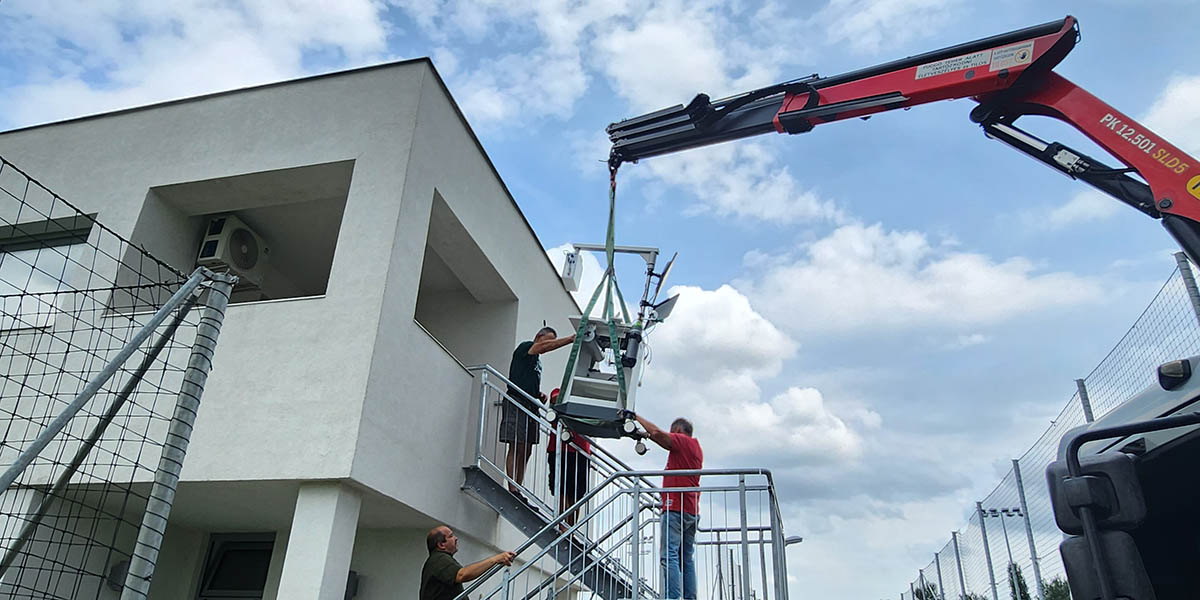 Darus autó használata laborgép biztonságos beemeléséhez