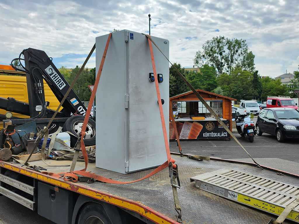 ipari-pancelszekreny-szallitas-daruval Nagy méretű ipari páncélszekrény biztonságos szállítása teherautón daruval