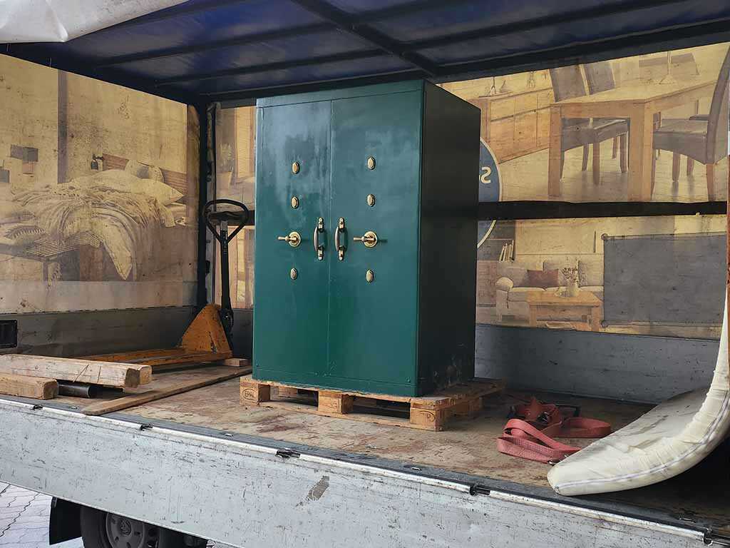 ketajtos-pancelszekreny-szallitas-teherauton Kétajtós páncélszekrény szállítása teherautó rakterében – profi rögzítéssel