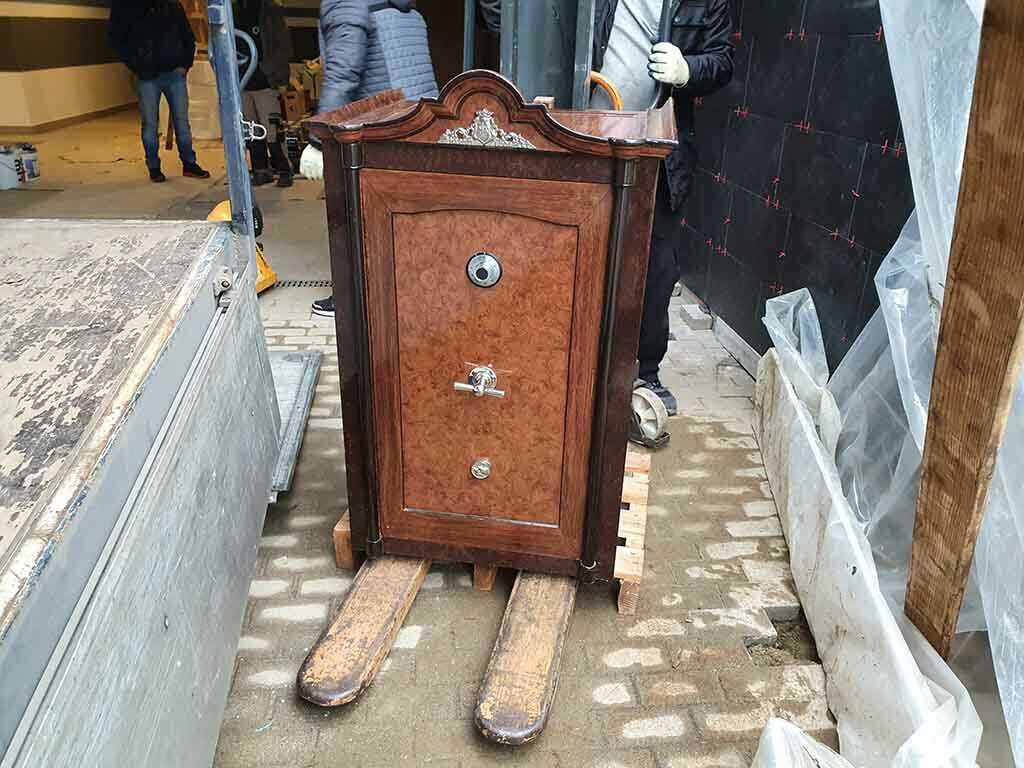 pancelszekreny-szallitas-antik-szef Antik páncélszekrény szállítása raklapemelővel – Nehézteher.hu