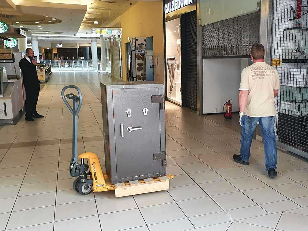 pancelszekreny-szallitas-uzletkozpontban Páncélszekrény szállítása bevásárlóközpontban kézi raklapemelővel