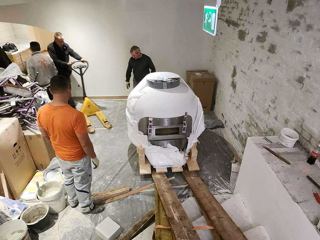 Speciális ipari berendezés szállítása biztonságos rögzítéssel