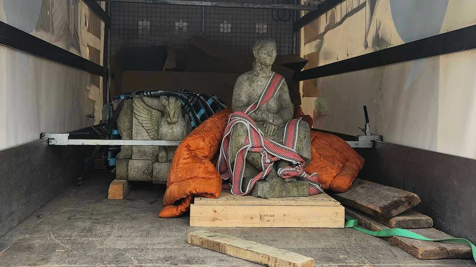 nehez-targy-szallitas-teherauton nehéz tárgy szállítása teherautón szobor szállítása