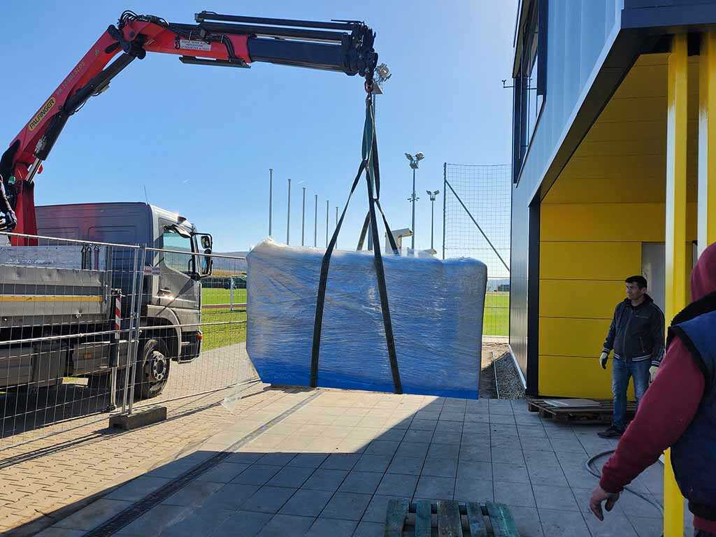 nehez-targyak-szallitasa-daru nehéz tárgyak szállítása daruval, emelés teherautóról épület mellé