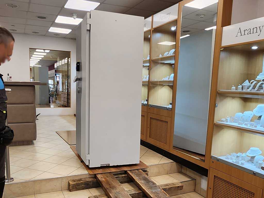 Páncélszekrény mozgatása lépcsőn rámpával egy ékszerüzletben