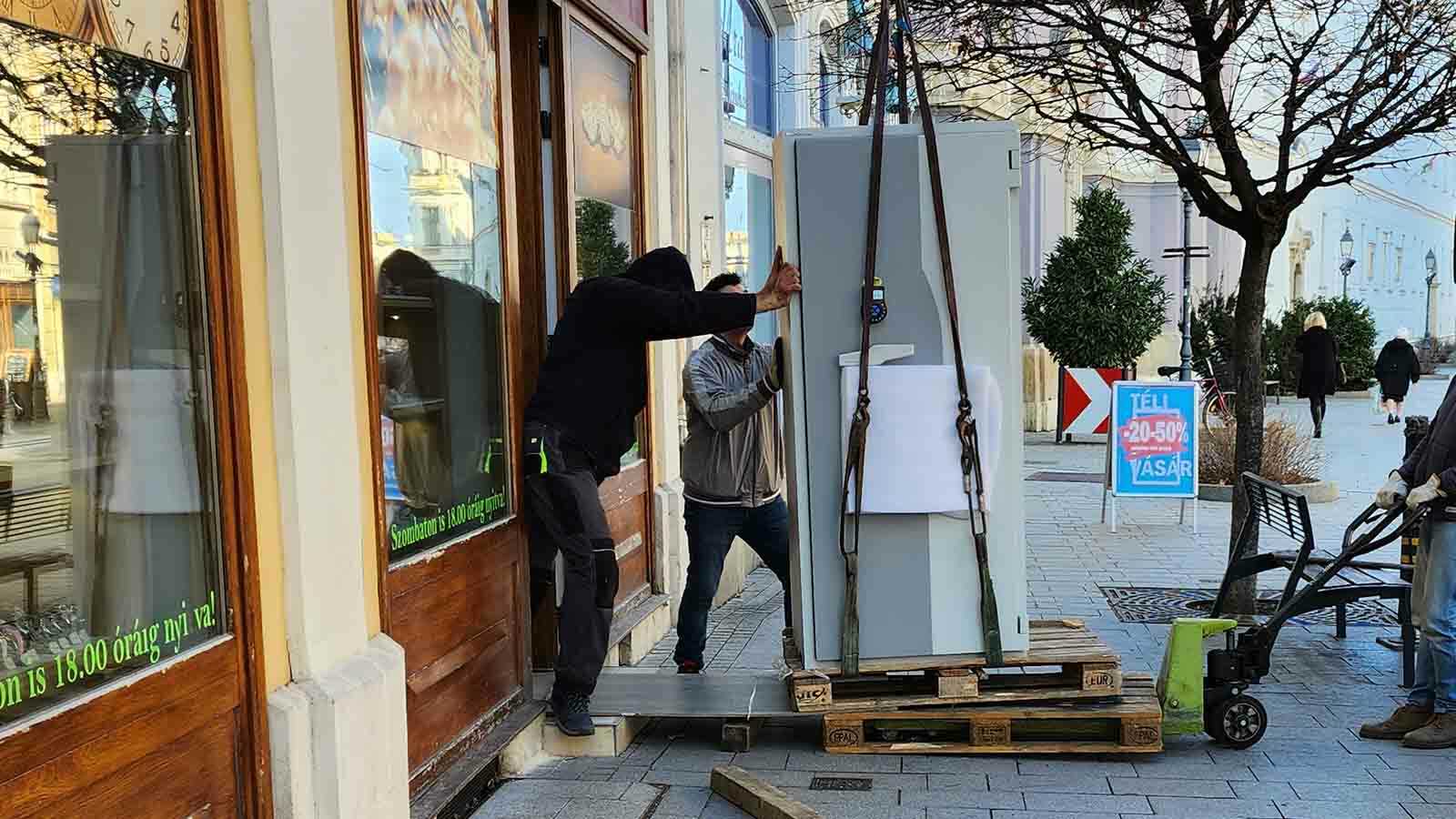 Wertheim páncélszekrény daruzás ékszerüzletből