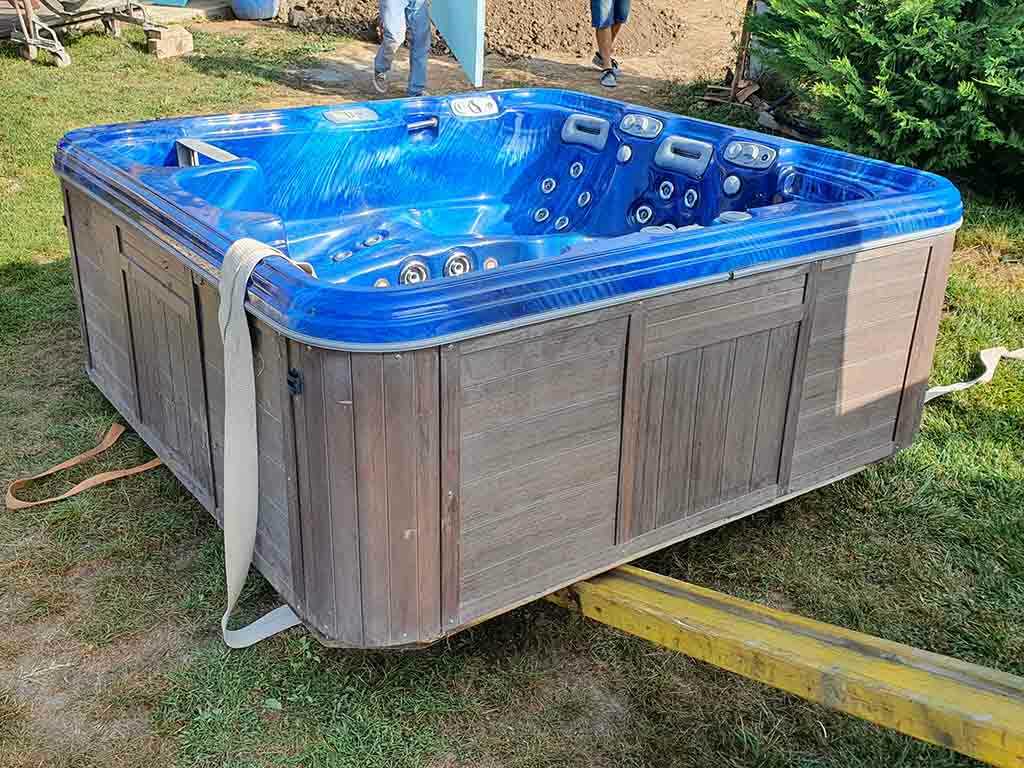 jacuzzi szállítása kerti környezetben speciális eszközökkel