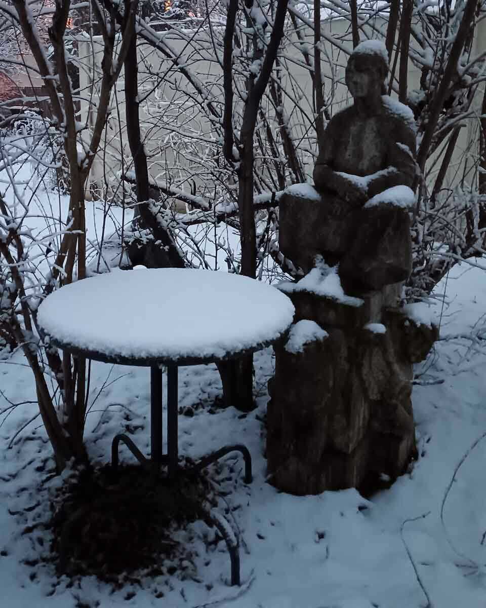 kőből faragott szobor puha, havas kerti talajon szállítás előtt