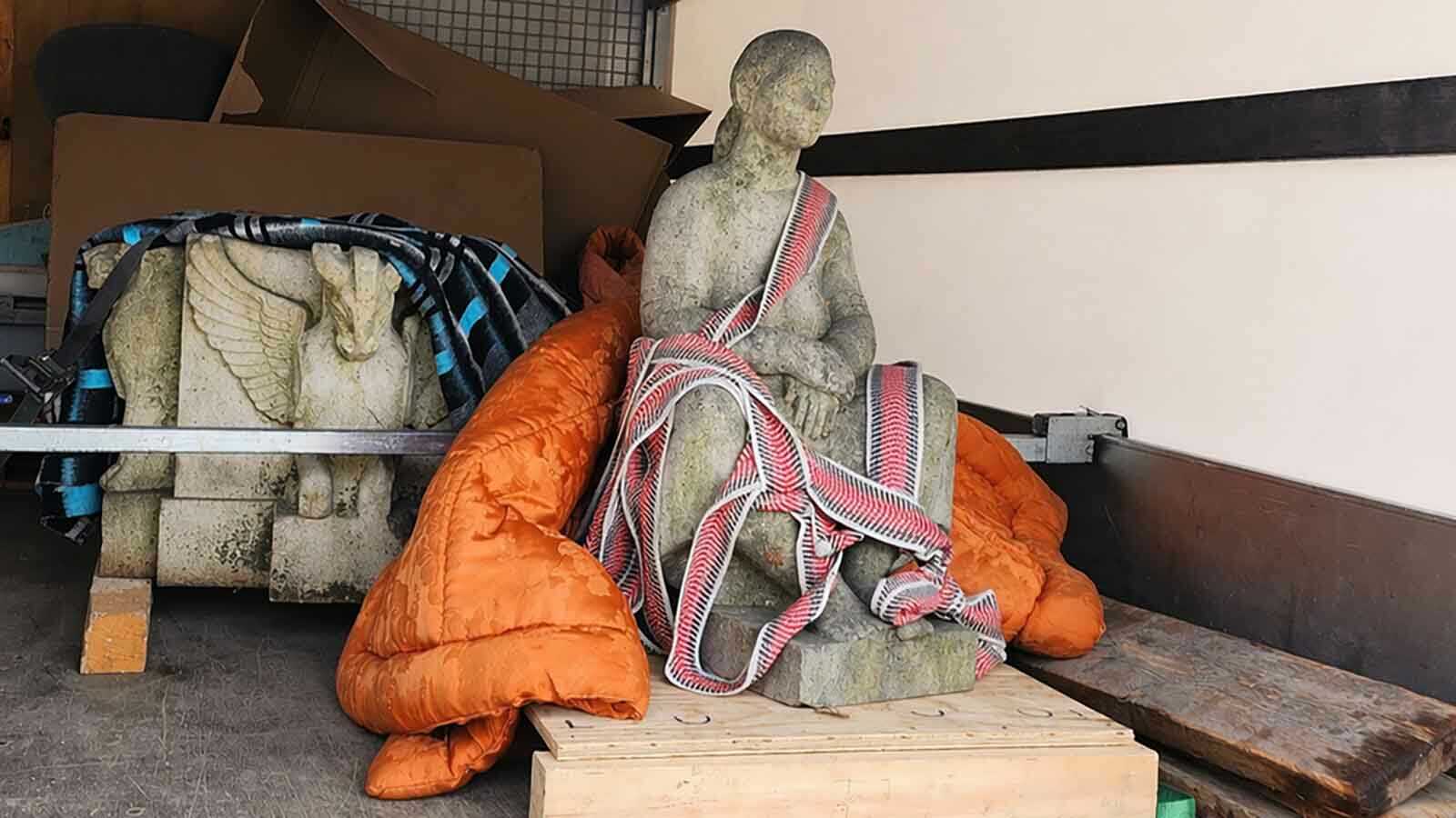 kőből faragott szobor szállítása teherautón, biztonságosan rögzítve