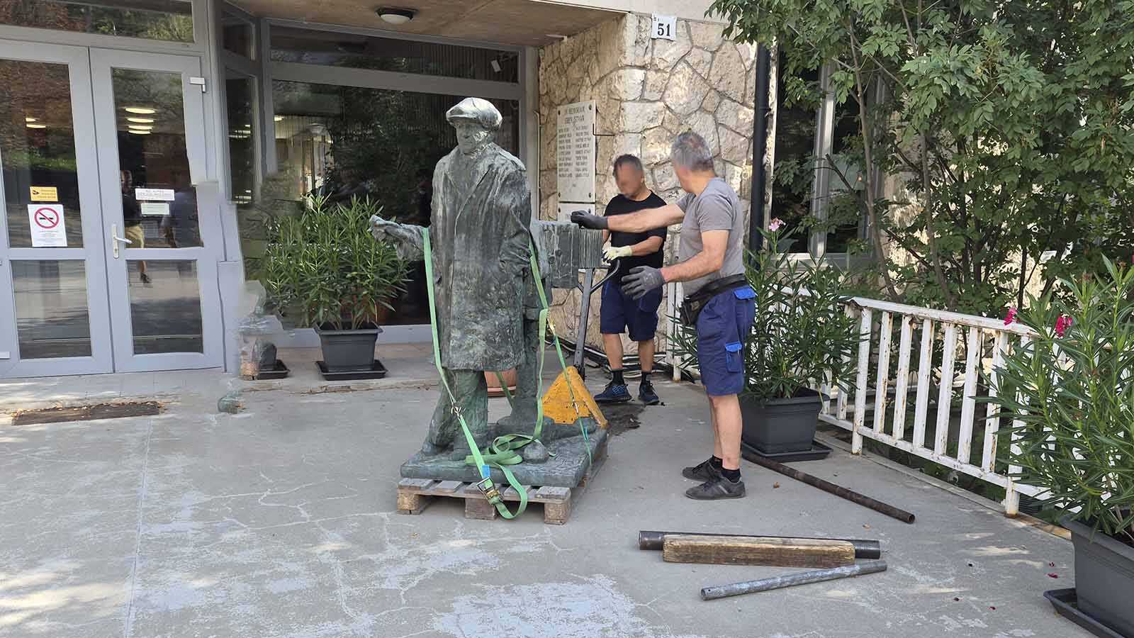 bronzszobor-mozgatasa-specialis-eszkozokkel Nagyméretű bronzszobor mozgatása speciális eszközökkel a Magyar Filmlaboratóriumnál
